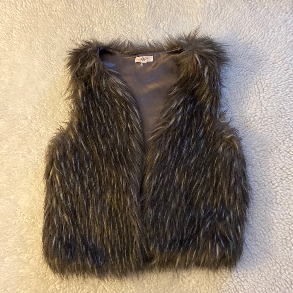 Tiff faux fur vest in size small.